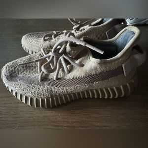 adidas Yeezy Boost 350 V2
Earth